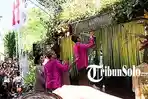 Presiden-Joko-Widodo-Jokowi-memasang-bleketepe-di-kerangka-atap-pintu-masuk-kediaman.jpg