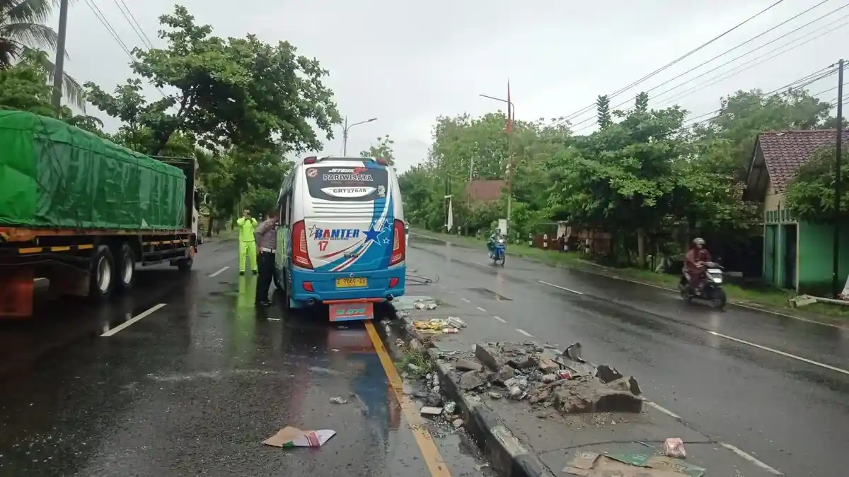Elf Berpenumpang 19 Wisatawan Terguling di Jalan Yogya-Wates Kulon Progo, Diduga Ban Selip