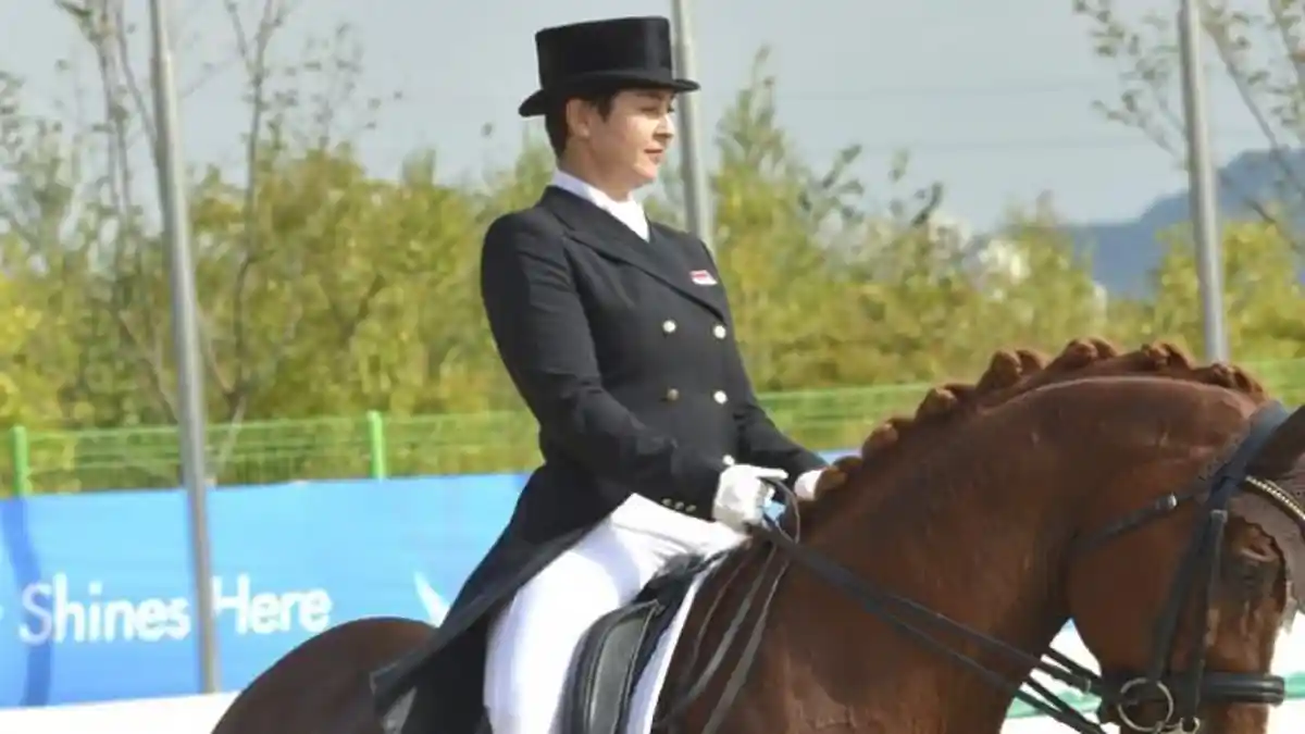 Tetap Fashionable, Begini Gaya Dua Seleb Cantik Indonesia Saat Berkuda