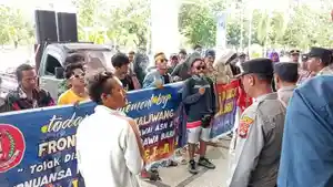 FPT-menggelar-aksi-unjuk-rasa-di-depan-Gedung-Graha-Fitra-KTC.jpg