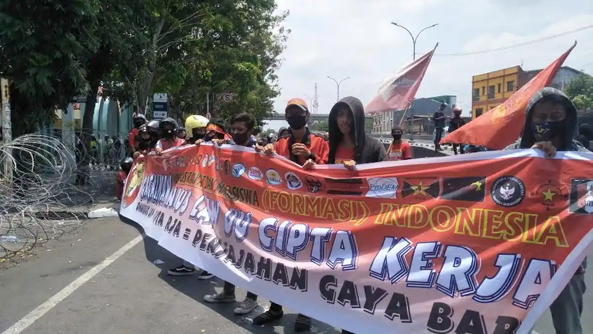 Demo Tolak Omnibus Law, Pengunjuk Rasa Blokade Jl Urip Sumoharjo Makassar