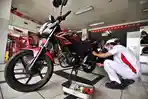 teknisi-memeriksa-kondisi-motor-di-bengkel-resmi-honda-atau-ahass-jalan-sultan-alauddin-2.jpg