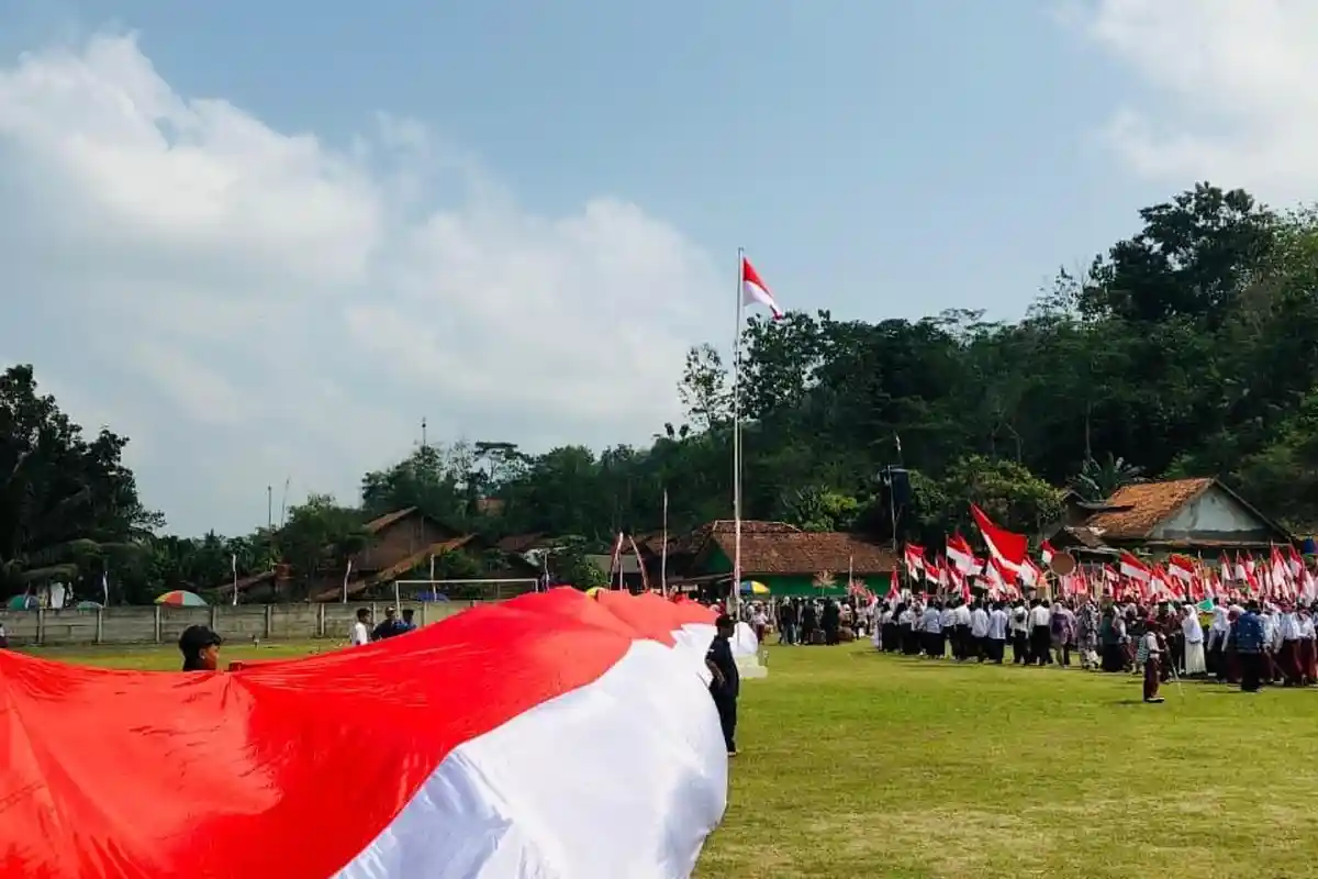 Ketika Ratusan Pemuda Desa Bentangkan Bendera Merah Putih Sepanjang 500 Meter, Potret Persatuan