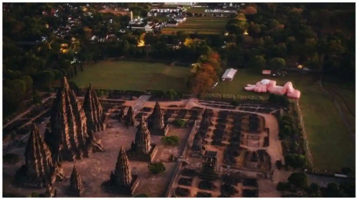 Viral Patung KAWS di Kompleks Candi Prambanan, Berikut Jadwal dan Harga Tiket Terbarunya
