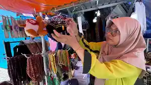 20260424_Pedagang-Oleh-Oleh-Haji-UMKM-di-Embarkasi.jpg