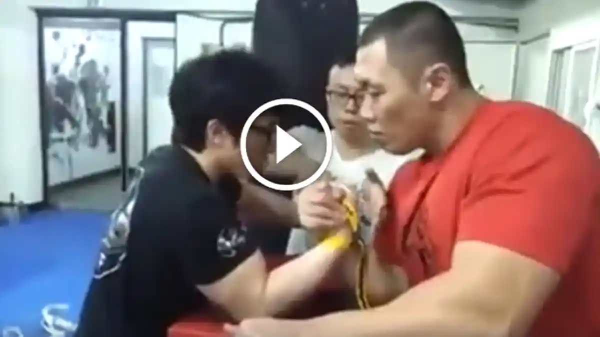 VIDEO -- Badan Boleh Kalah Kecil Tapi Aksi Panconya Luar Biasa