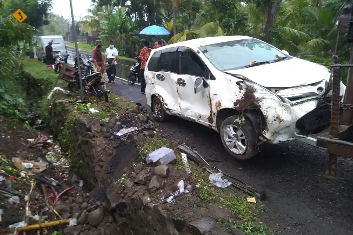 BREAKING NEWS - Pecah Ban, Avanza Tabrak Pengendara Motor Hingga Masuk Got di Desa Gumbrih Jembrana