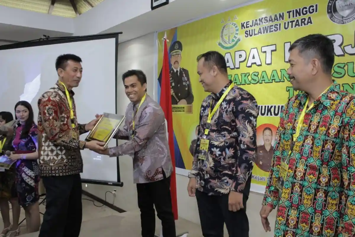 Kejati Sulawesi Utara Ganjar Kejari Berprestasi dengan Penghargaan, Begini Pesan Edy Birton