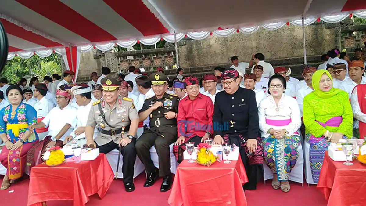 Gubernur Koster Tegur Peserta yang Jongkok Saat Upacara Peringatan Sumpah Pemuda