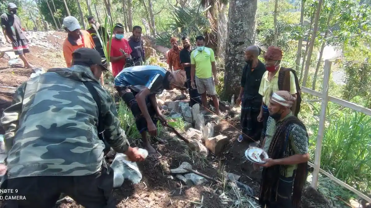 Ansy Lema Bantu Petani Ende