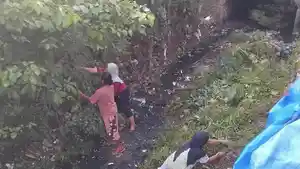 warga-Manuaman-bersihkan-kali-mati.jpg