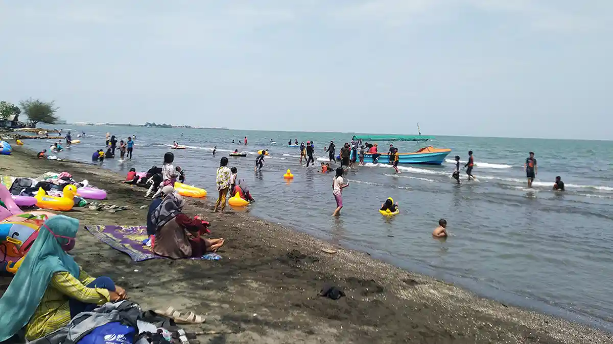 Pengunjung Pantai Ngebum Tembus 5.000 Orang