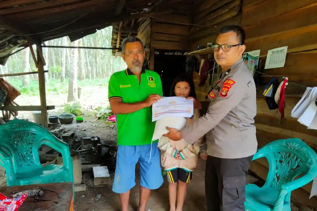 Kurangi Dampak Kenaikan Harga Bapokting, Jajaran Polda Lampung Salurkan Bansos di Way Kanan
