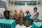 Proses-serah-terima-bayi-laki-laki-yang-ditemukan-di-Tulungagung-Kamis-2852026.jpg
