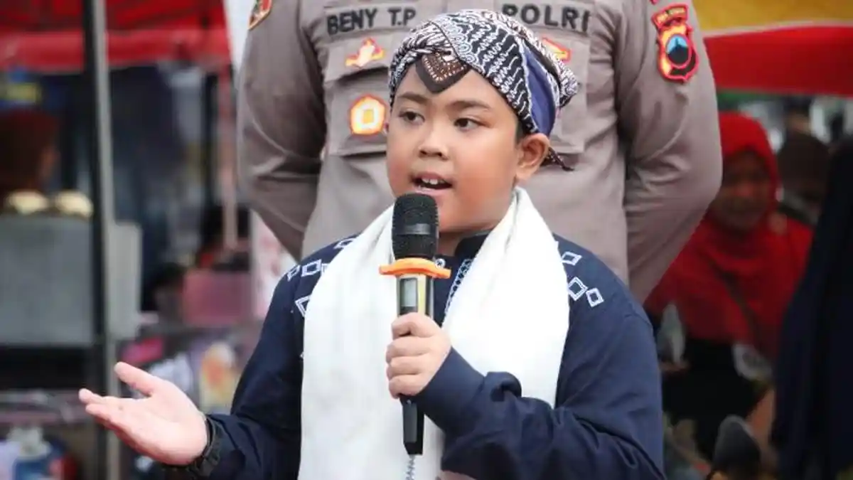 Ketika Da’i Cilik SD UMP Berikan Tausiyah di Pasar Ramadan