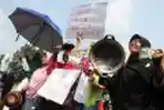 Tuntut Penurunan Harga Emak-emak Berdemo Bawa Peralatan Dapur