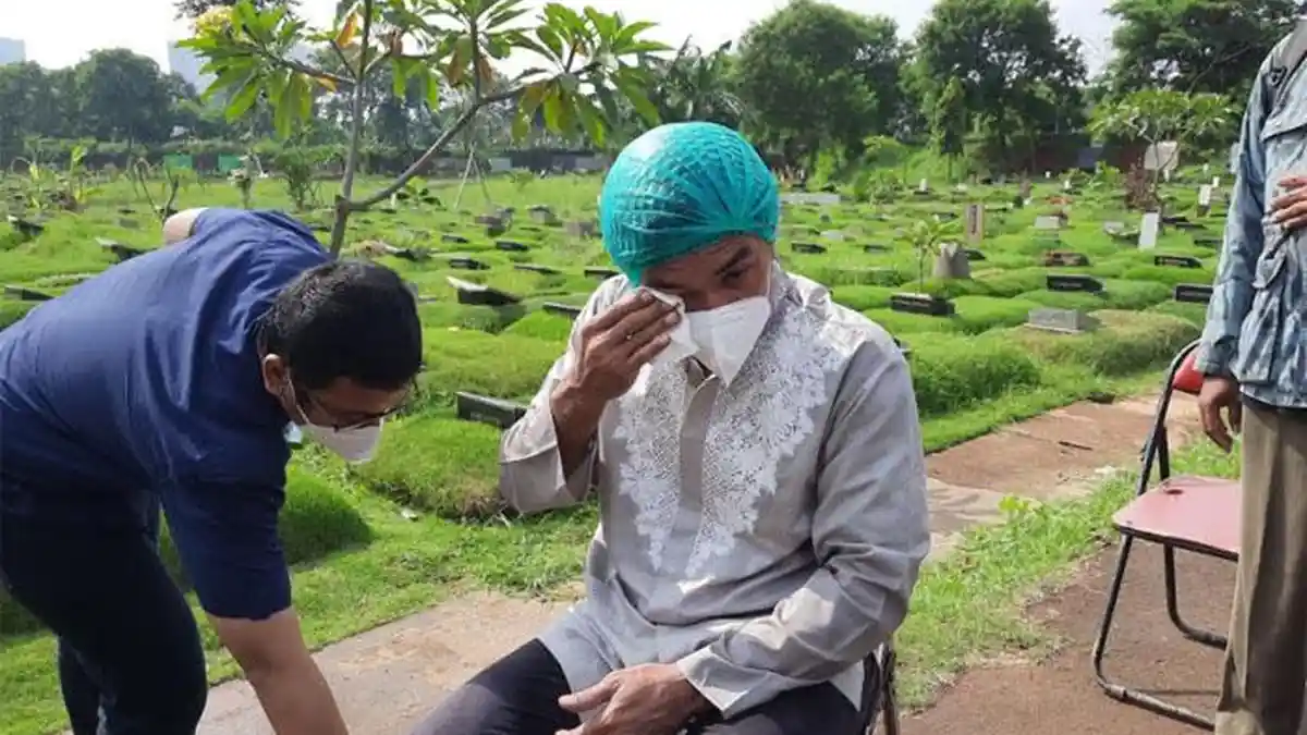Tiga Hari yang Berat Bagi Teddy Syach, Air Matanya Cukup Banyak, Berusaha Tegar di Pemakaman