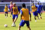 Skuad Persib Latihan di Stadion Arcamanik