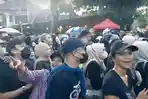 SPEKTAKULER, Penonton Pesta Rakyat Konser Dewa-19 Antusias Nyanyi Bareng saat Penukaran Tiket