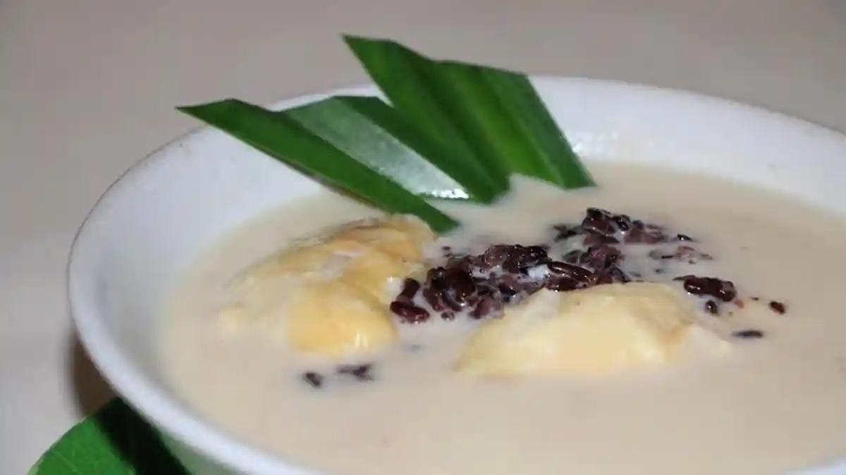 Menikmati Wedang Durian Ketan Hitam di Oemah Duren Ruby Semarang Saat Hujan Turun