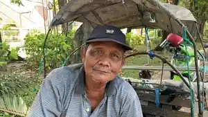 Julin-tukang-becak-yang-anaknya-sekolah-dengan-status-pendidikan-tinggi.jpg