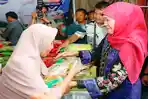 Pasar Murah di Jemur Wonosari Diserbu Emak-Emak, Gubernur Khofifah Bagi telur dan Borong Produk UMKM