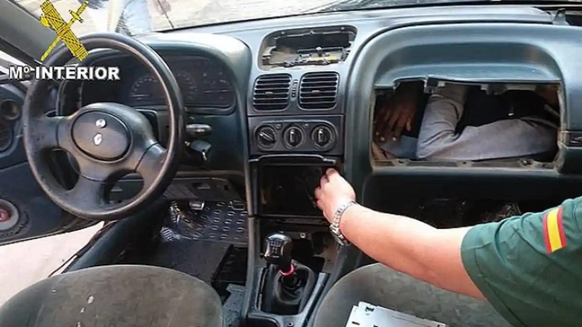 Terungkap Upaya Penyelundupan Manusia Lewat Celah Sempit Dashboard Mobil dan Sela Mesin