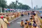 Ribuan Perangkat Desa Gelar Aksi Demo di Depan Gedung DPR RI