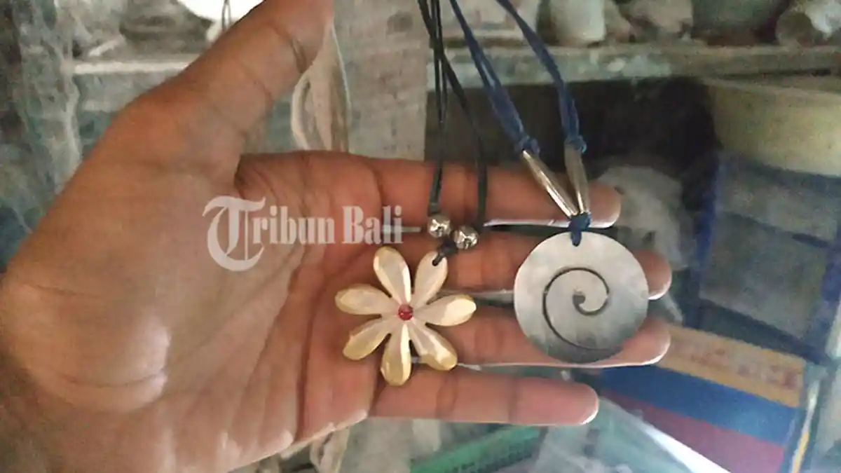 Sulap Kerang jadi Kalung dan Anting, Mulyadi Raup Untung Capai Rp 10 Juta per Bulan