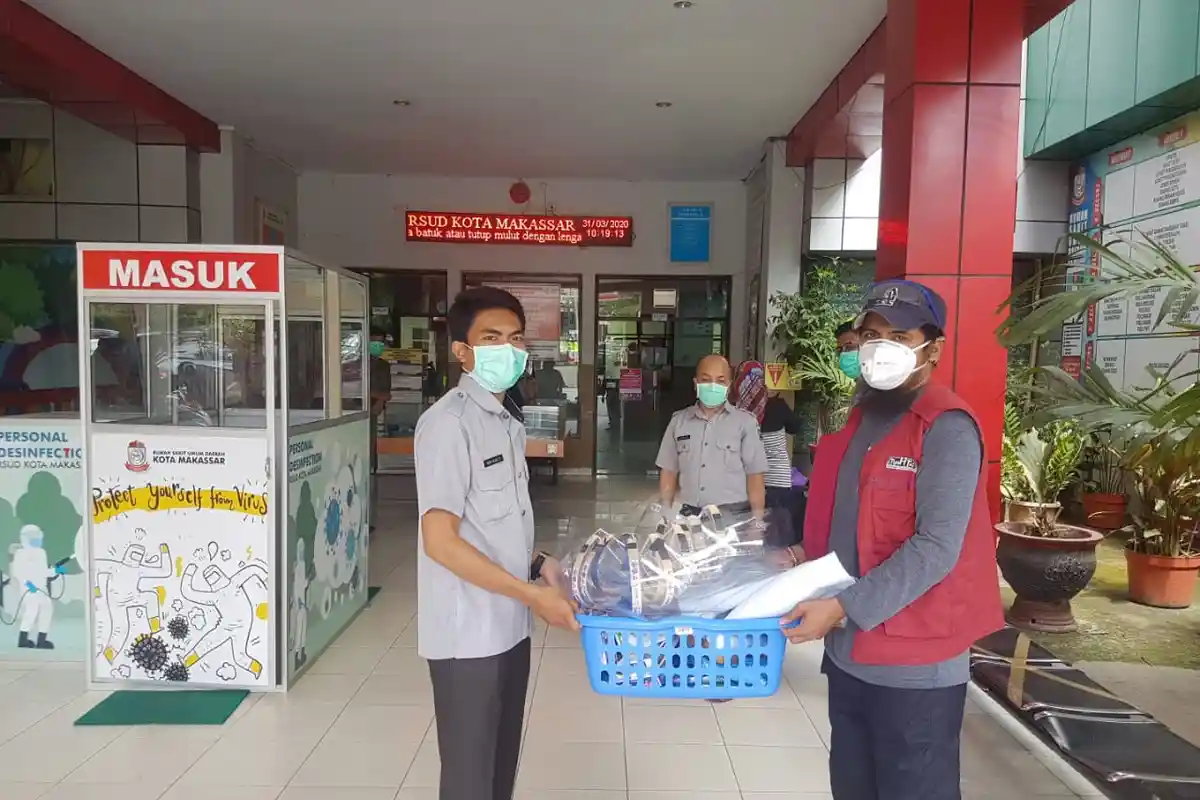 Lawan Covid-19, KREKI Bagi APD ke RSUD Kota Makassar