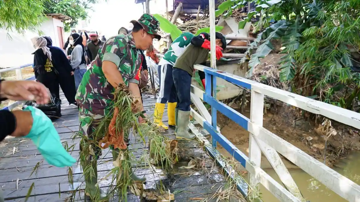 Cegah Banjir di Bontang, Satgas Bencana di Kelurahan Api-api Gotong Royong Bersihkan Sungai