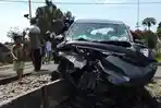 kondisi-mobil-yang-ditabrak-ka-matarmaja-di-perlintasan-tanpa-palang-pintu-di-kota-blitar.jpg