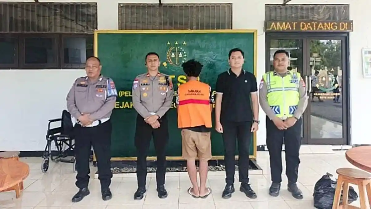 Sempat Buron ke Kupang, Sopir Dump Truck Diserahkan ke Kejari Rote Ndao - Pos-kupang.com