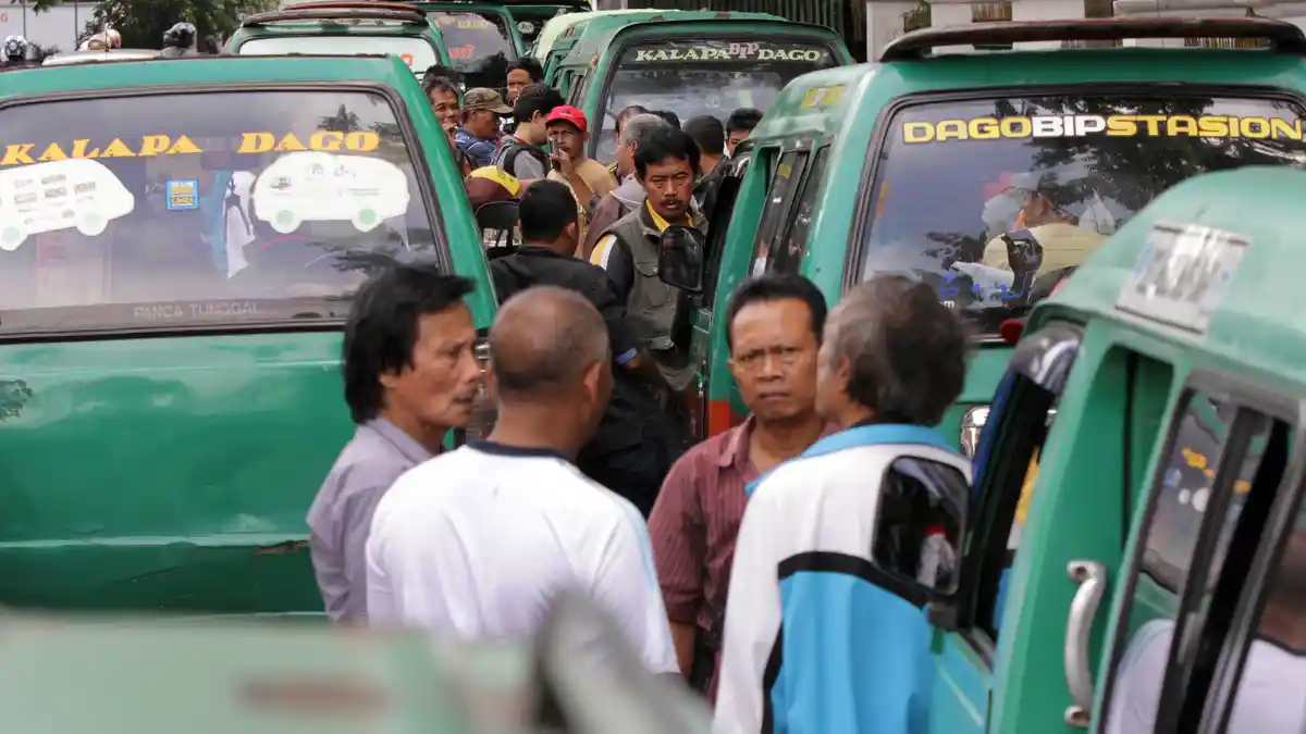 Harga BBM Turun, Angkutan Umum Tidak Mau Turunkan Tarif