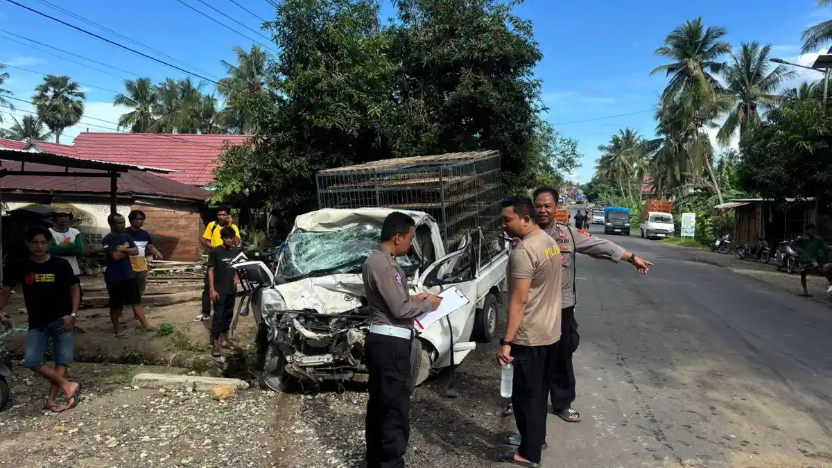 Tabrakan Beruntun di Tellu Siattinge Bone, Pick Up Oleng Hantam 2 Kendaraan