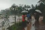 Puluhan Warga Ciamis Mengungsi Akibat Banjir Luapan Sungai Citalahab yang Tanggulnya Jebol