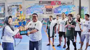 Manajer-futsal-Pressroom-Pemprov-Kalsel-Nurhalis-Huda-menerima-piala.jpg