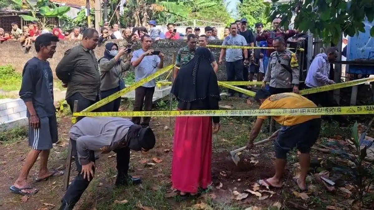 Warga Curiga Lihat Pasutri Diam-Diam Bikin Kuburan di Areal Makam, Saat Dibongkar Isinya Mengejutkan