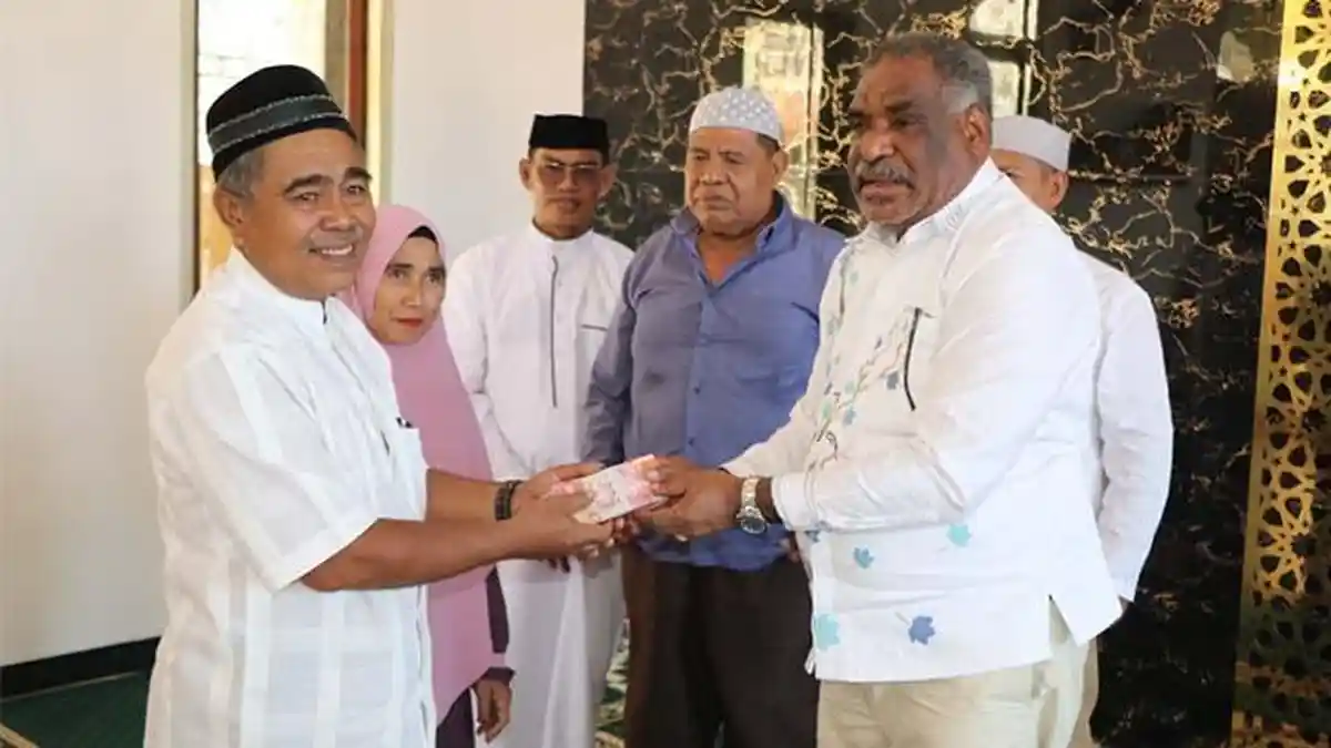 Abisai Rollo Selipkan Pesan Harmoni Saat Menyerahkan Bantuan Dana ...