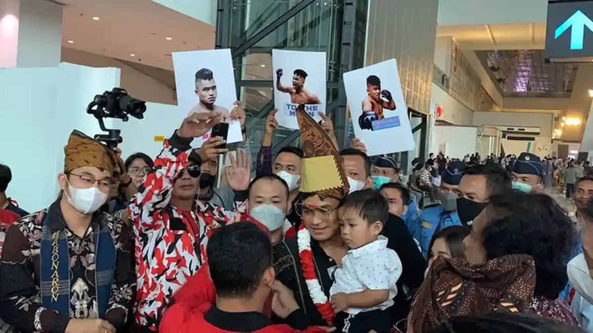 JEKA SARAGIH Tiba di Indonesia, Disambut Anak Istri, Gubernur Edy Rahmayadi: Paten Kali Kau