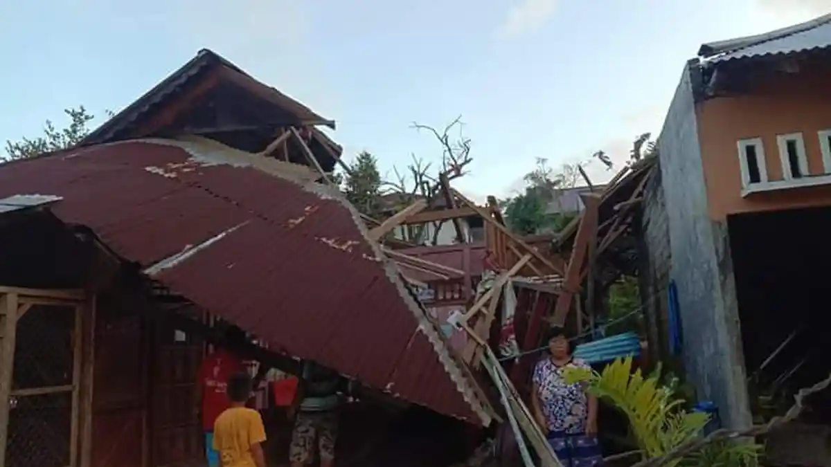 BREAKING NEWS: Puting Beliung Hancurkan 47 Rumah di Desa Tumaluntung, Minahasa Selatan