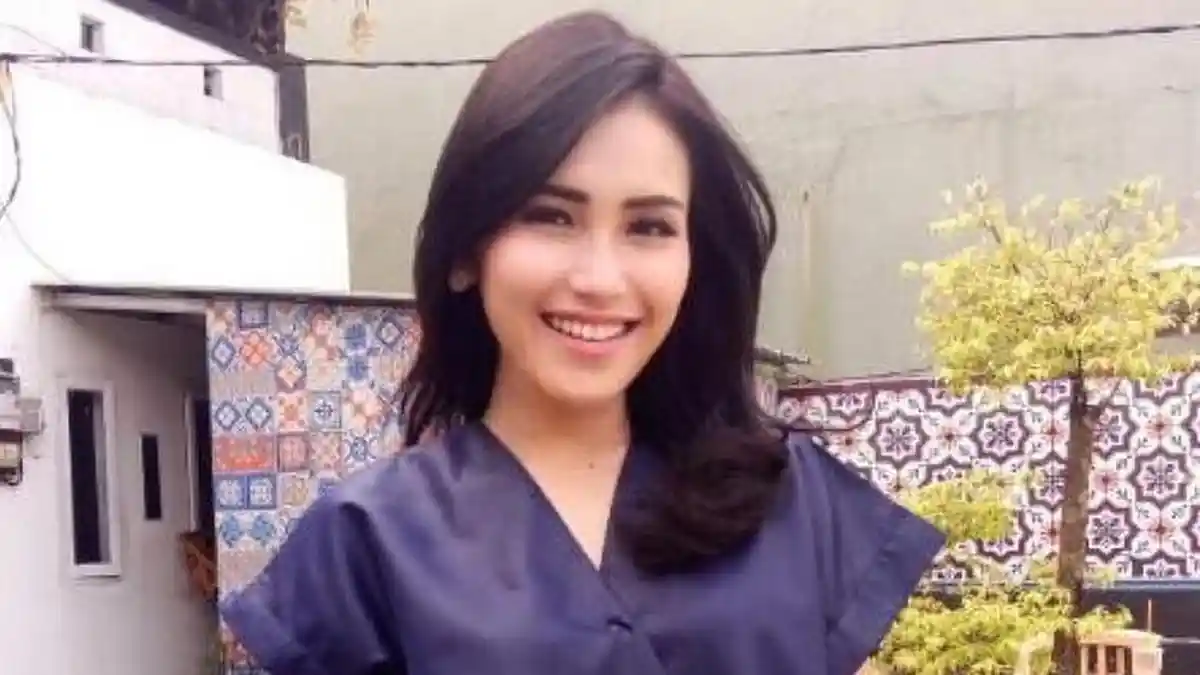 Pakai Baju Putih Sedikit Terbuka, Ayu Ting Ting Beradegan Ranjang, Netizen: Kayak Iklan Kondom