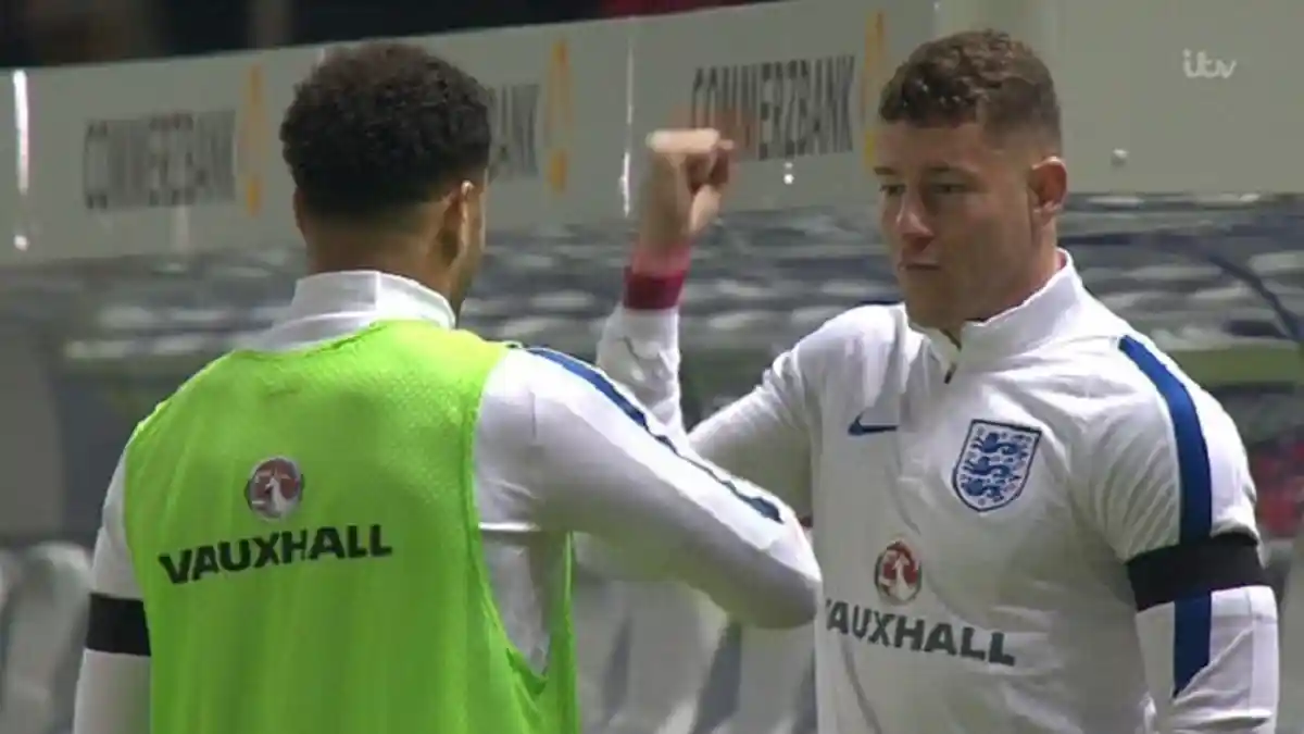 Ross Barkley dan Kyle Walker Main Gunting, Batu, Kertas di Pinggir Lapangan