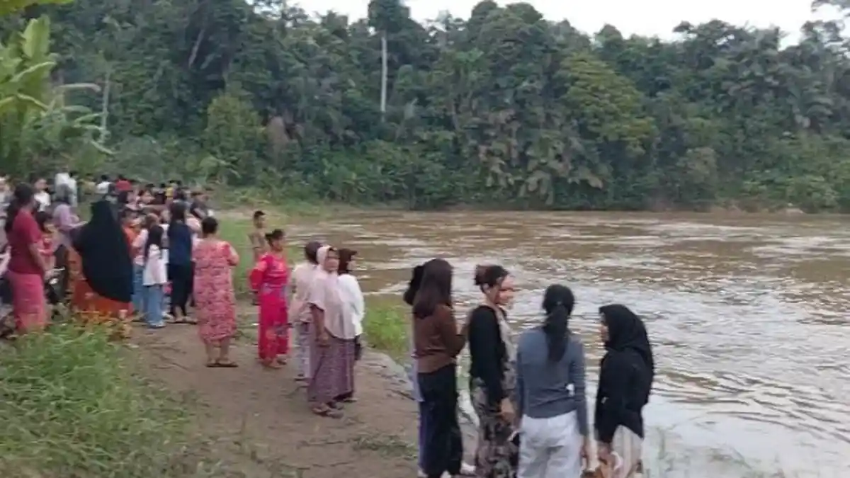 Mandi dan Terjun dari Jembatan, Remaja di Merangin Jambi Hanyut di Sungai