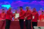Ketua-DPP-PDI-Perjuangan-Deddy-Sitorus-menyerahkan-SK-kepengurusan-kepada-Rapidin.jpg