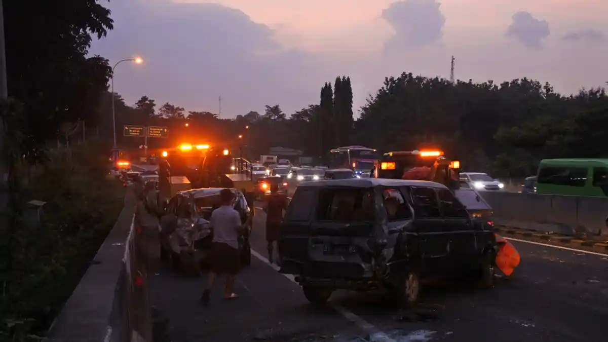 BREAKING NEWS: 8 Kendaraan Terlibat Kecelakaan Karambol di Tol Tembalang Semarang