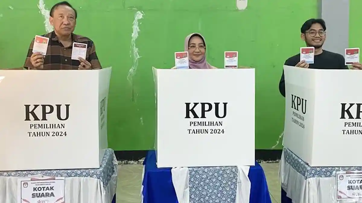 Pilkada Berau 2024, Sri Juniarsih Coblos di TPS 14 Jalan Albina Bersama Suami, Anak dan Menantu