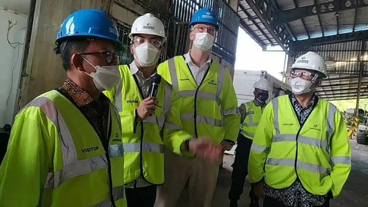 Kunjungi Cilacap, Dubes Denmark untuk Indonesia Cek Pengolahan Sampah Sistem RDF di PT SBI