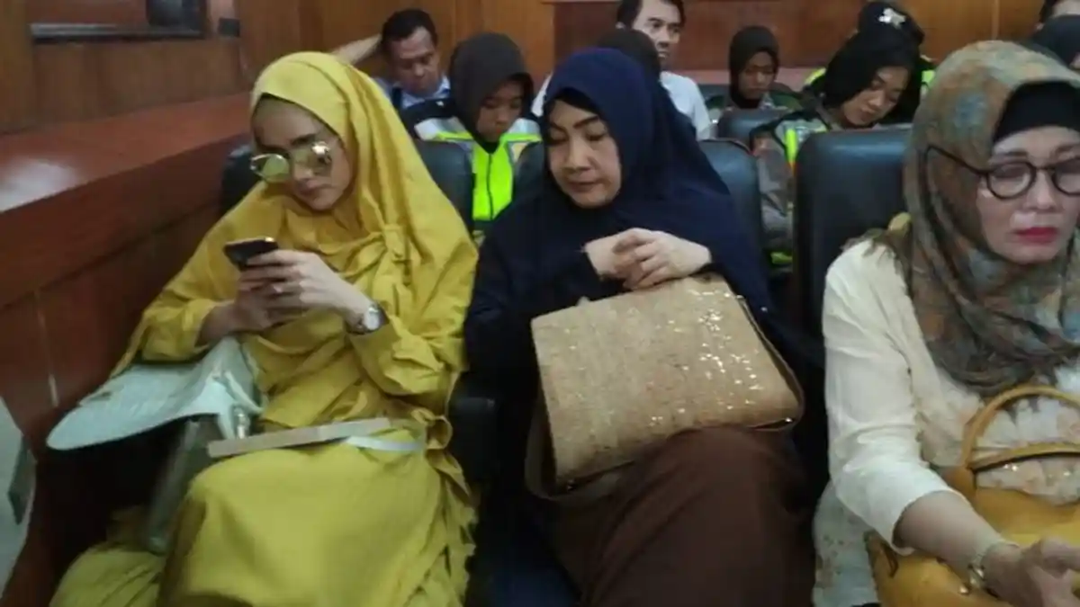 Mulan Jameela Temani Ahmad Dhani Sidang kasus Vlog Idiot di PN Surabaya