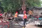 WARUNG-TERBAKAR-Petugas-Damkar-Tuban-melakukan-pembasahan-warung-makan-di-tuban-terbakar.jpg